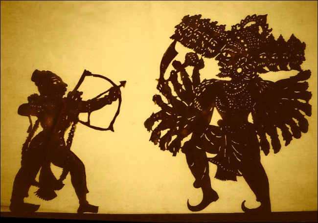 Сражение с индийским божеством в сцене теневого театра